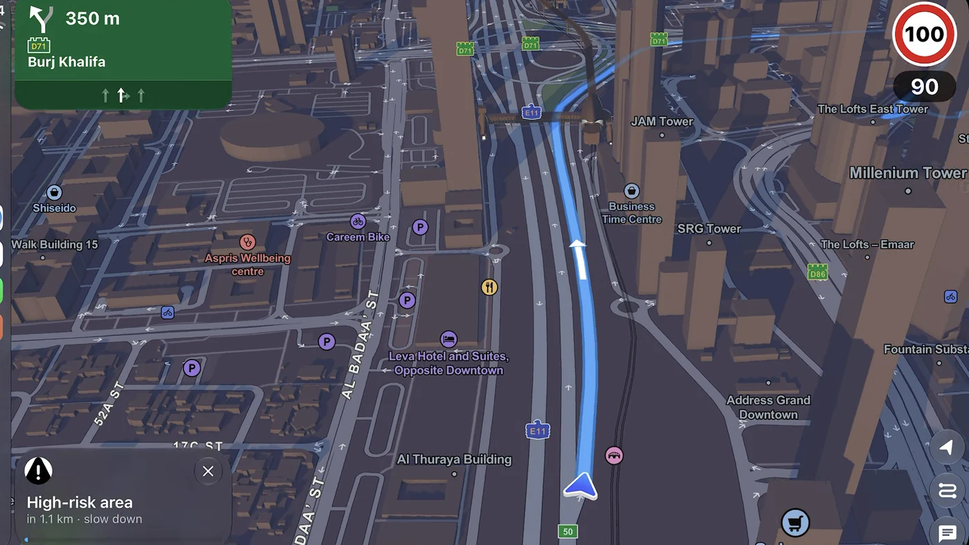 Guardian AI on CarPlay: green motorway sign with the lane to take and an 80 km/h limit