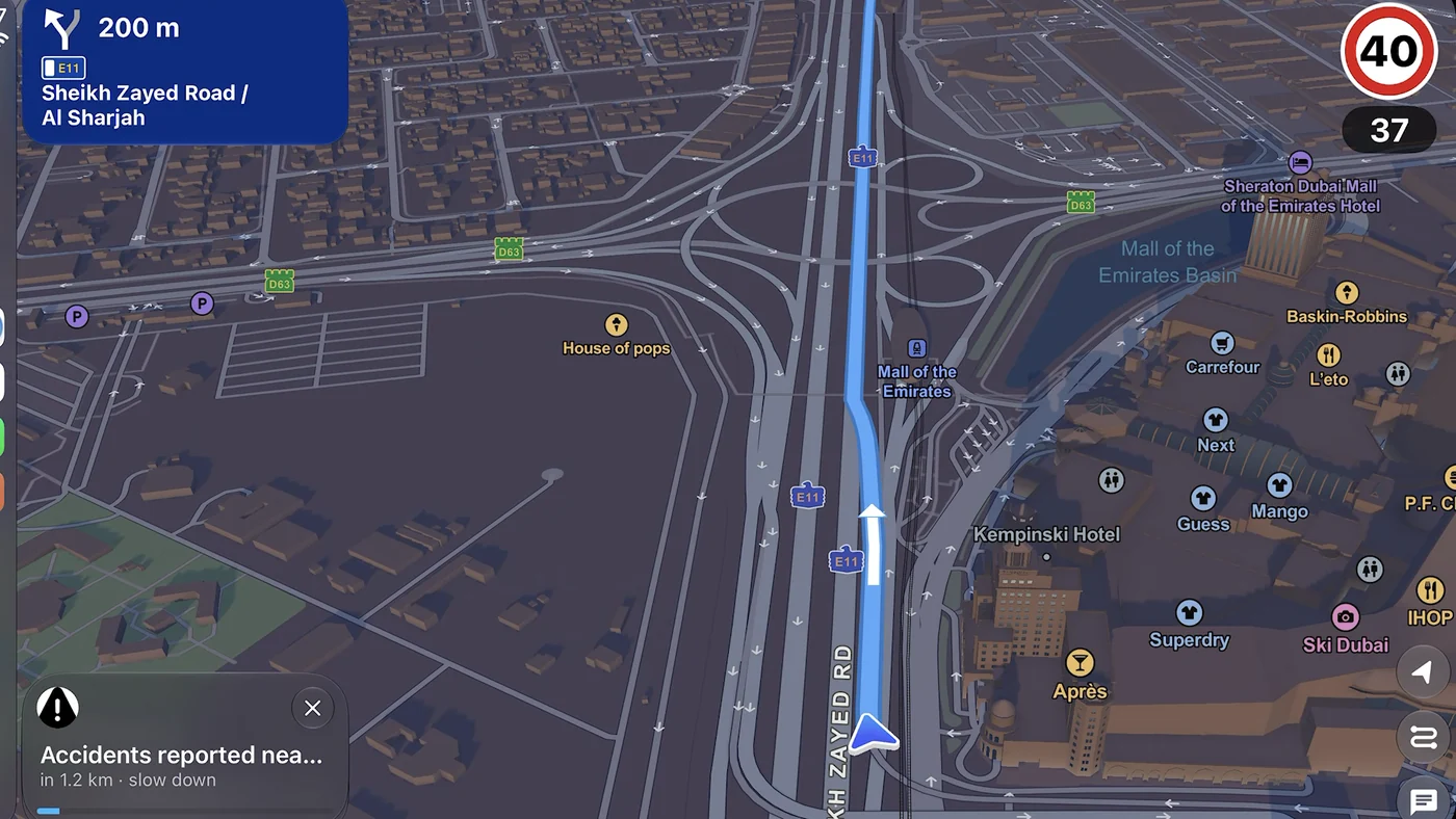 CarPlay on Sheikh Zayed Road: a blue sign for Sheikh Zayed Road and Al Sharjah in 200 m, a 40 km/h limit and a card, accidents reported nearby, in 1.2 km